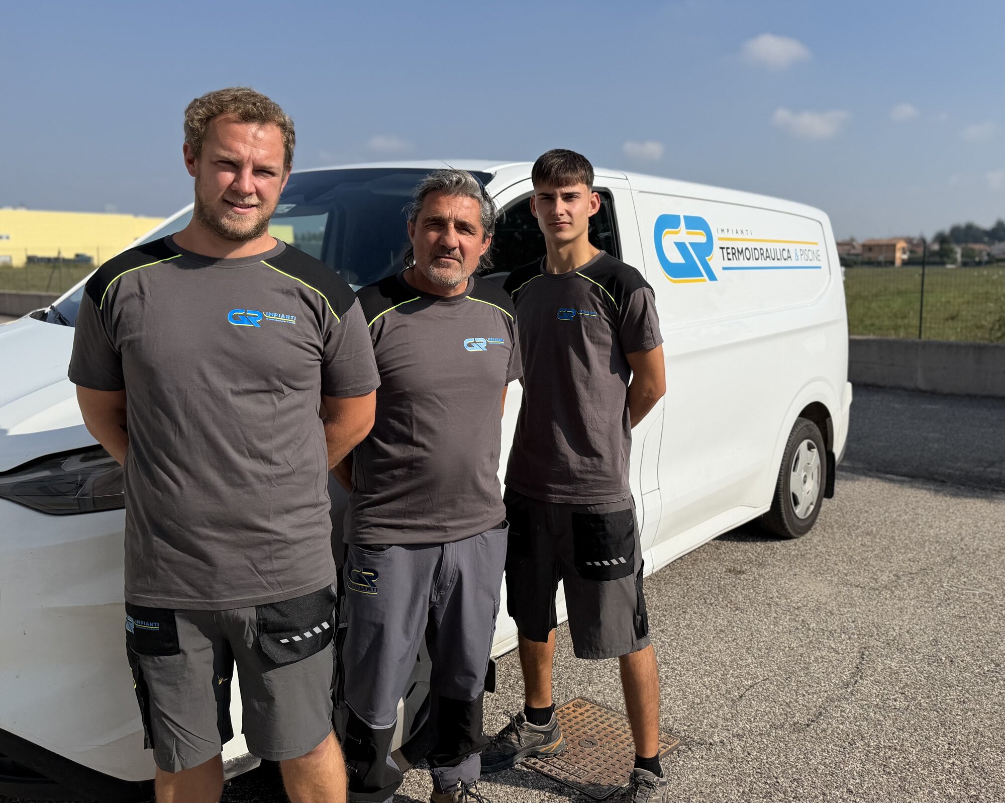 Stefano, Daniele e Nicola, soci di GR Impianti, davanti al furgone aziendale
