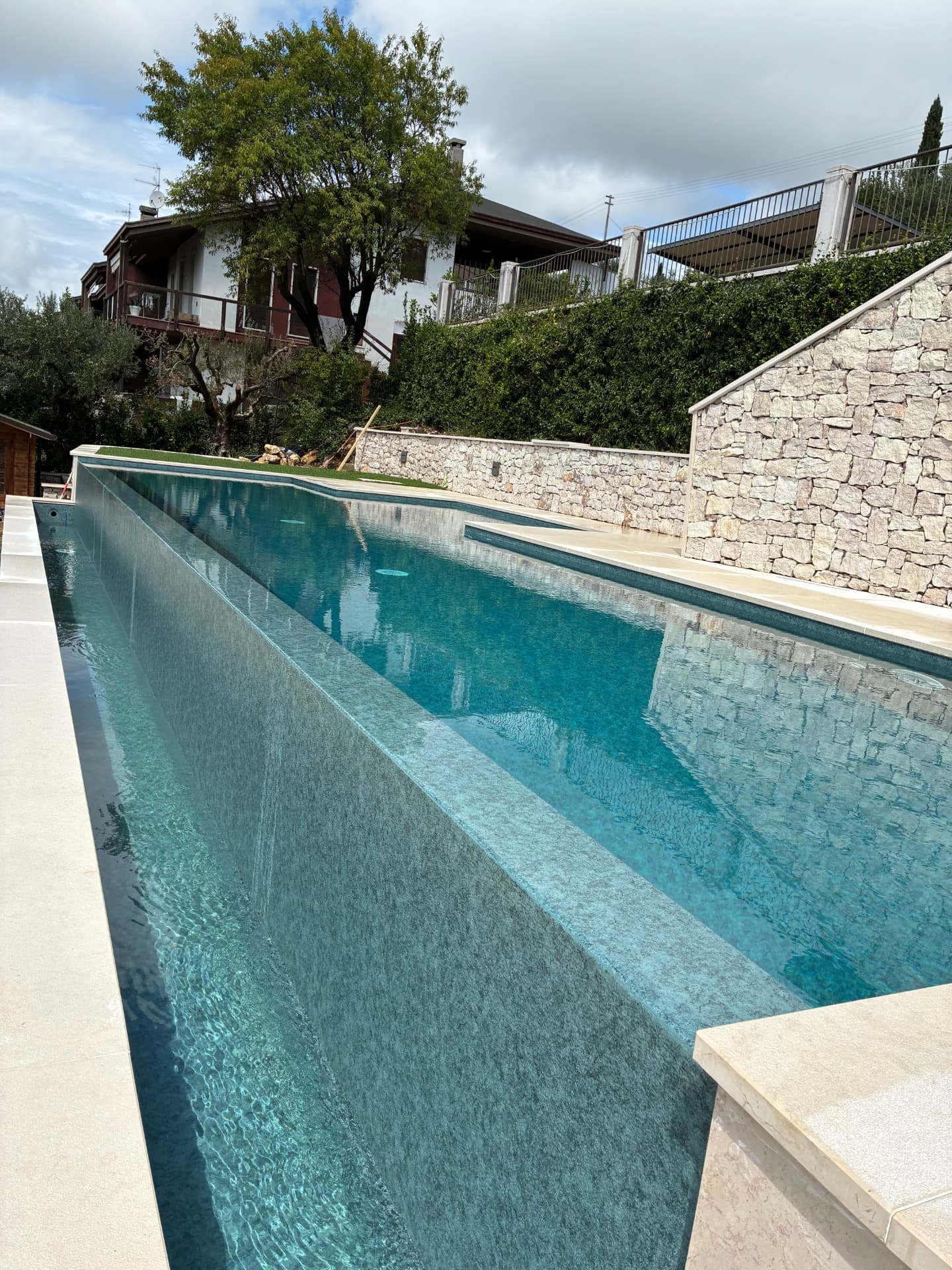 Piscina rettangolare realizzata in giardino