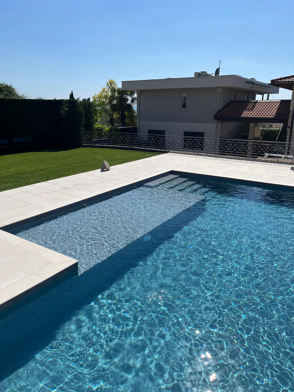Dettaglio dell'acqua di una piscina